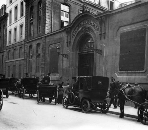 Drouot - Lorsqu'il ouvre sa première boutique à Paris en 1854, au 4 de la  rue des Capucines, Louis Vuitton entend bien révolutionner le monde de la  bagagerie. Très vite, il expose